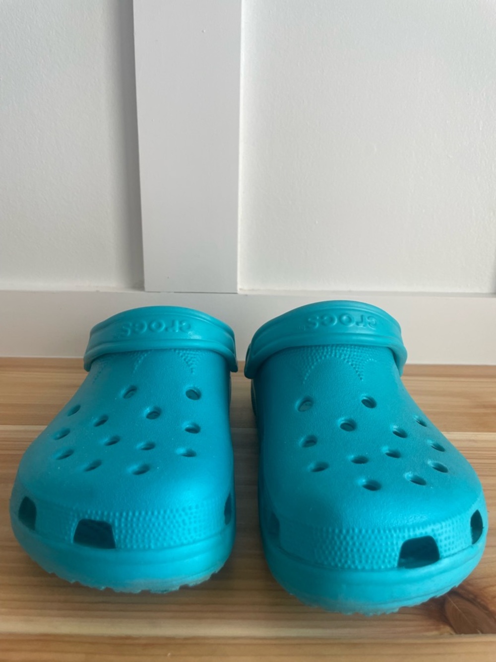 CROCS Women’s Classic Clog in Turquoise - Picture 2 of 4